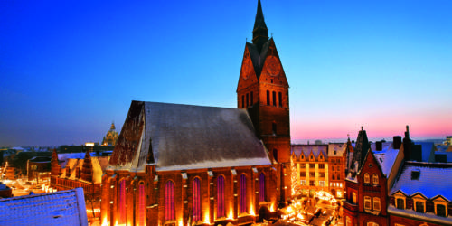 Ein Panoramabild des Weihnachtsmarktes in der Altstadt.